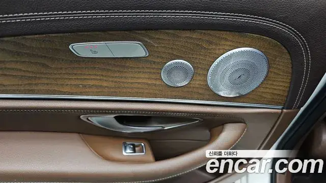 Mercedes-Benz E-Class 2019 — Şəkil 28/32