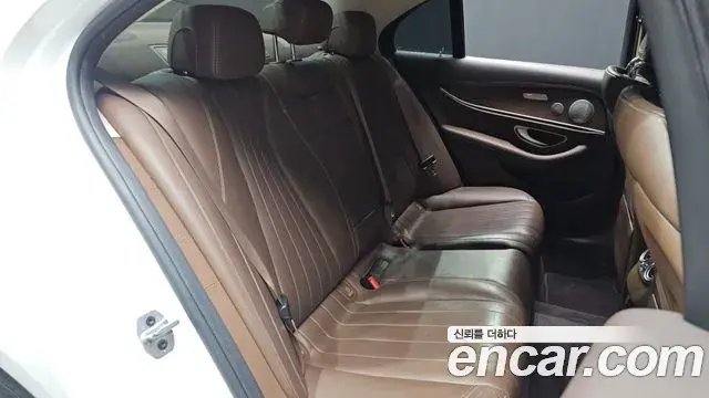 Mercedes-Benz E-Class 2019 — Şəkil 29/32