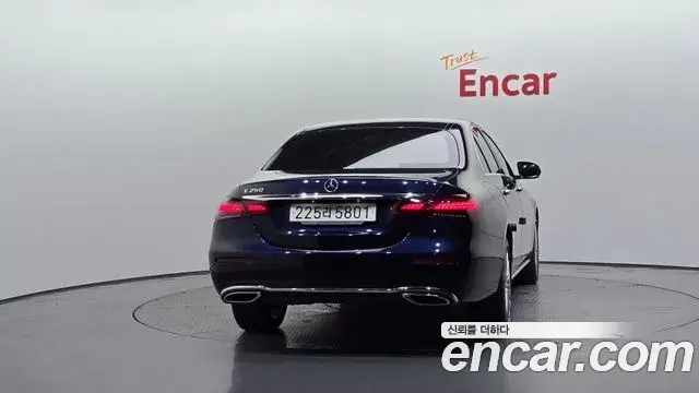 Mercedes-Benz E-Class 2022 — ფოტო 15/20