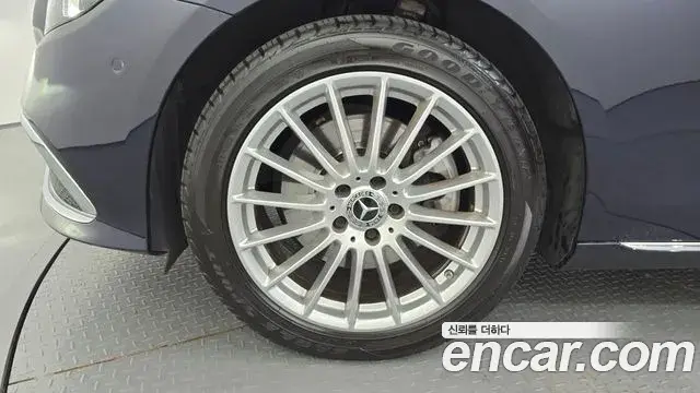 Mercedes-Benz E-Class 2022 — ფოტო 13/20