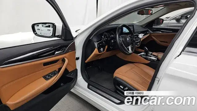 BMW 5 Series 2018 — Фото 10/20