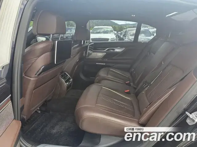 BMW 7 Series 2018 — Фото 11/19