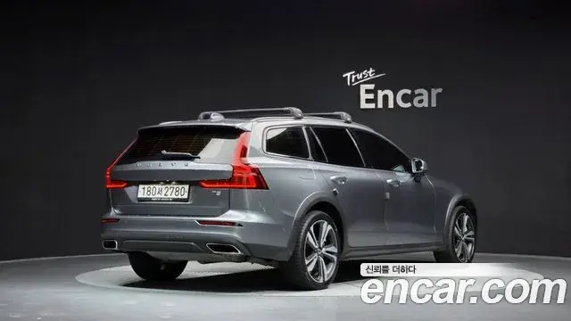 Volvo V60 Cross Country 2019 — Photo 16/20