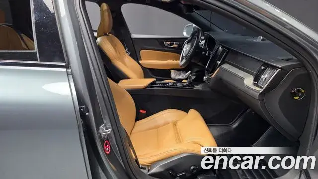 Volvo V60 Cross Country 2019 — Photo 4/20