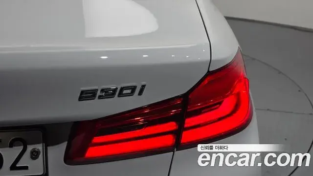 BMW 5 Series 2020 — Şəkil 30/35