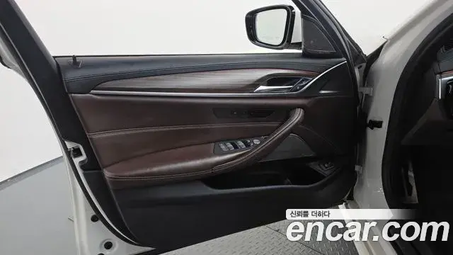 BMW 5 Series 2020 — Şəkil 14/35