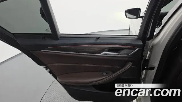 BMW 5 Series 2020 — Şəkil 34/35
