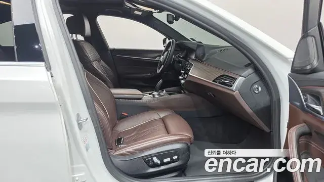 BMW 5 Series 2020 — Şəkil 27/35