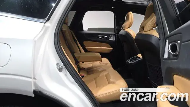 Volvo XC60 2023 — Şəkil 22/34