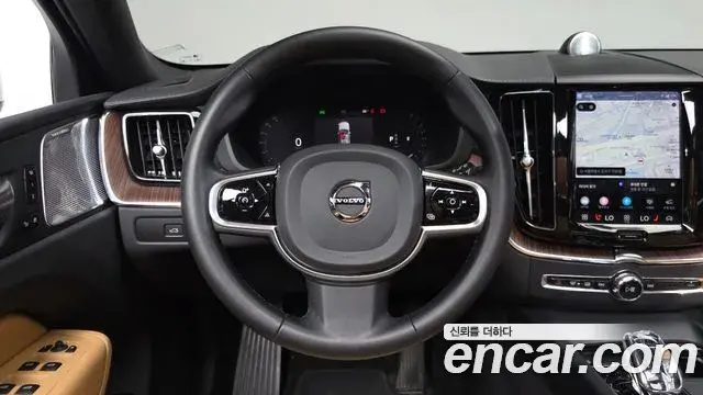 Volvo XC60 2023 — Şəkil 25/34