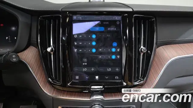 Volvo XC60 2023 — Şəkil 13/34