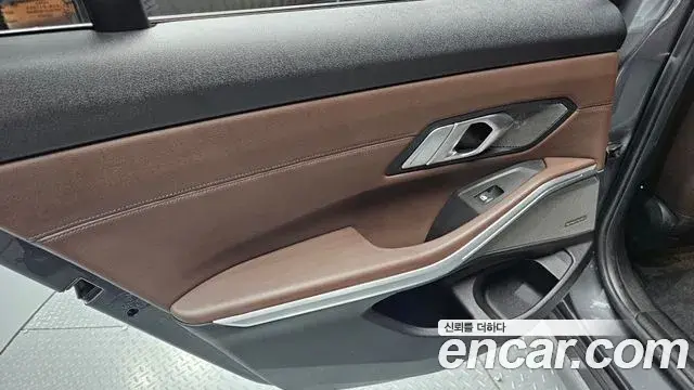 BMW 3 Series 2019 — ფოტო 28/31