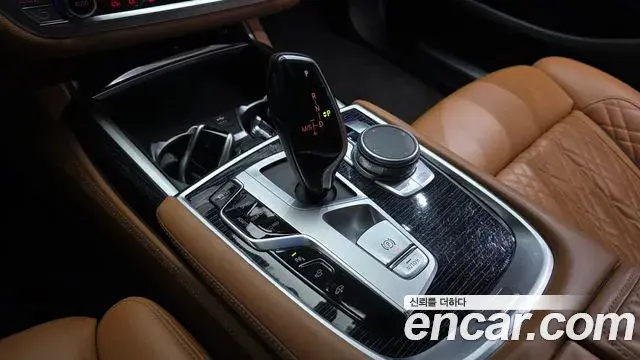 BMW 7 Series 2022 — Şəkil 33/36