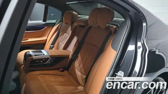 BMW 7 Series 2022 — Şəkil 13/36