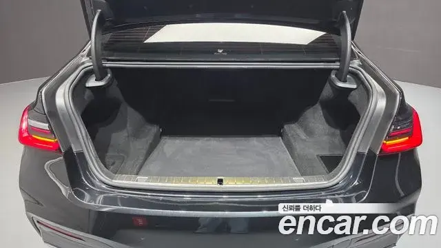 BMW 7 Series 2022 — Şəkil 35/36