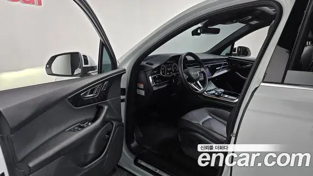 Audi Q7 2022 — ფოტო 29/33