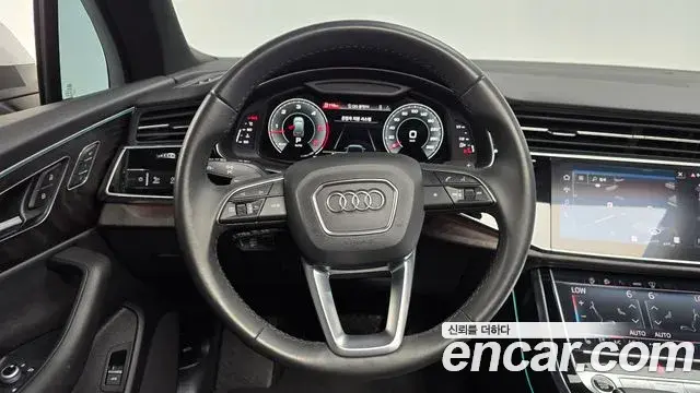 Audi Q7 2022 — ფოტო 30/33