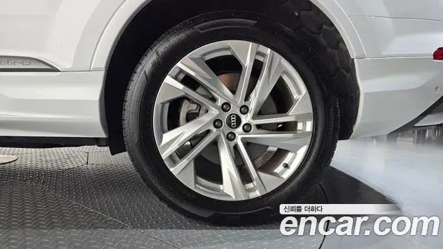 Audi Q7 2022 — ფოტო 19/33