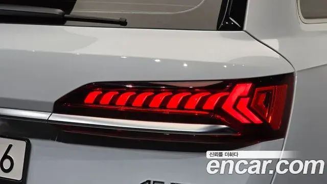 Audi Q7 2022 — ფოტო 8/33