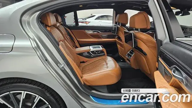 BMW 7 Series 2019 — Фото 12/20