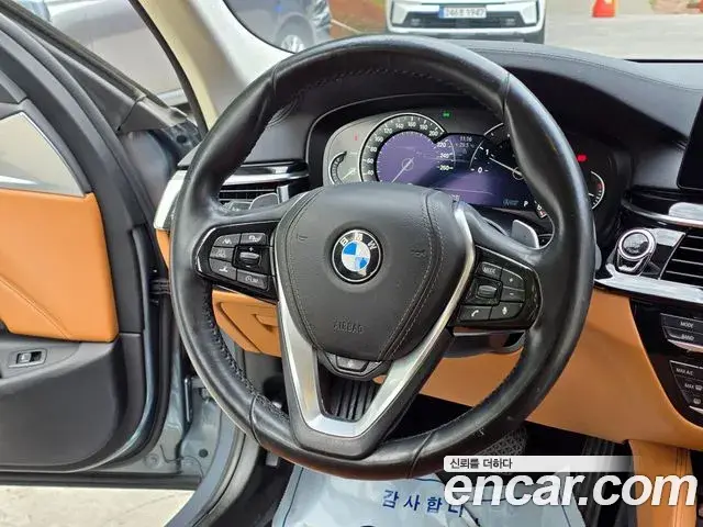 BMW 5 Series 2018 — Фото 11/20