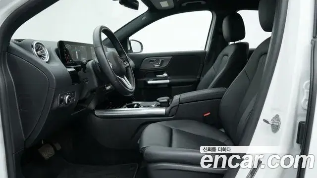 Mercedes-Benz GLA-Class 2021 — Фото 8/12
