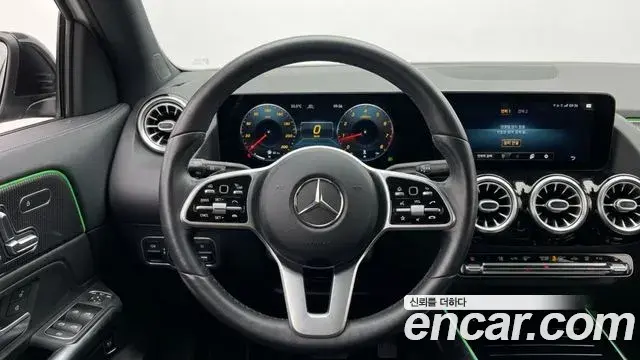 Mercedes-Benz GLA-Class 2021 — Фото 11/12