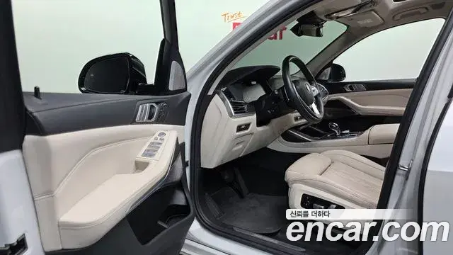 BMW X7 2022 — Фото 10/20