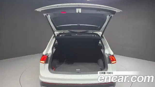 Volkswagen Tiguan 2021 — Şəkil 18/34