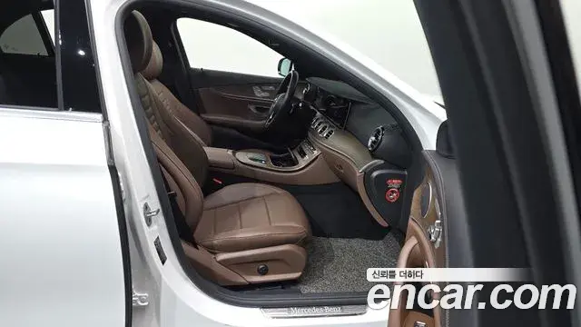 Mercedes-Benz E-Class 2021 — Фото 11/20