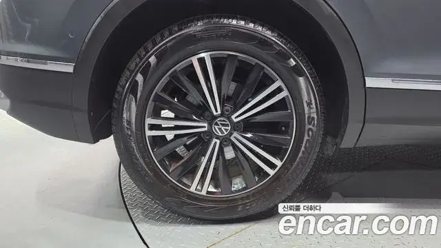 Volkswagen Tiguan 2023 — ფოტო 14/20