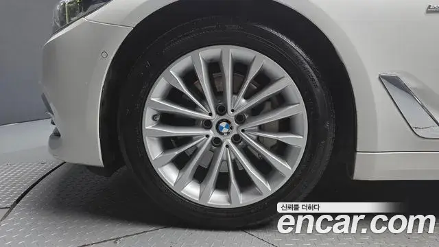 BMW 5 Series 2018 — Фото 4/20