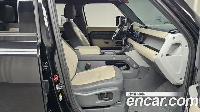 Land Rover Defender 2021 — Фото 11/20