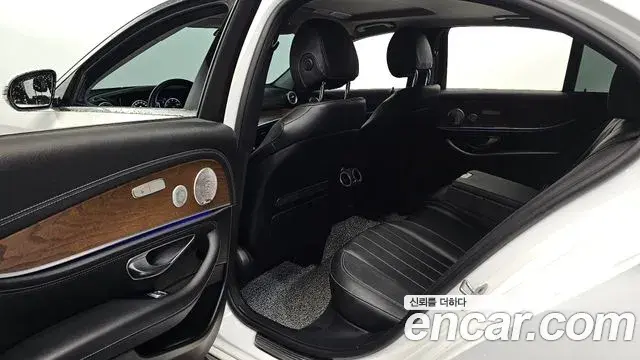 Mercedes-Benz E-Class 2020 — Фото 11/20
