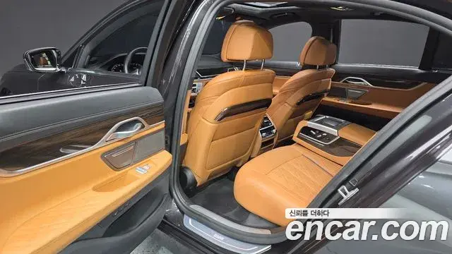 BMW 7 Series 2020 — Фото 12/20