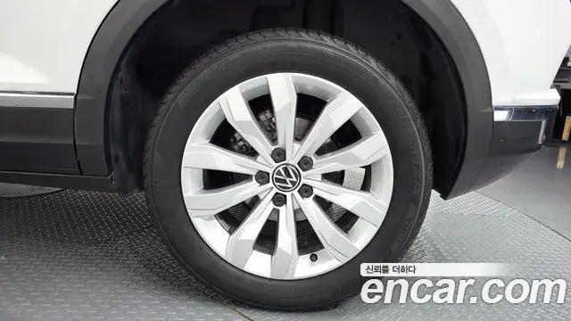 Volkswagen T-Roc 2021 — Photo 29/40