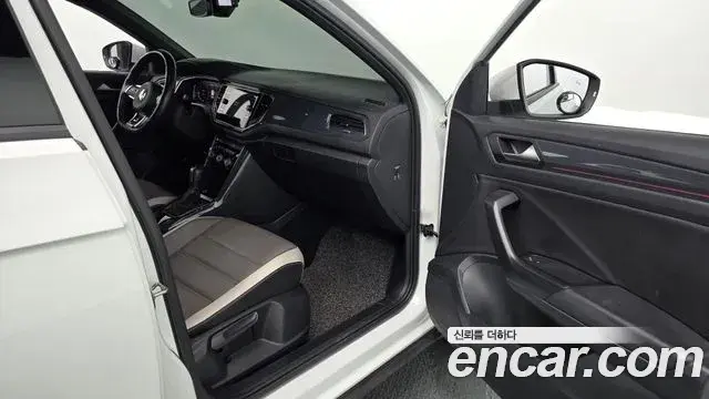 Volkswagen T-Roc 2021 — Photo 28/40