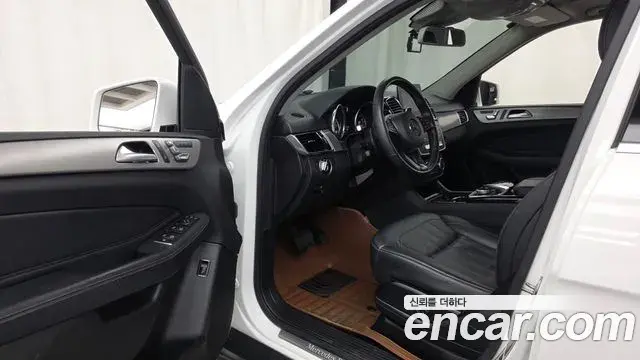 Mercedes-Benz GLE-Class 2018 — Photo 29/32