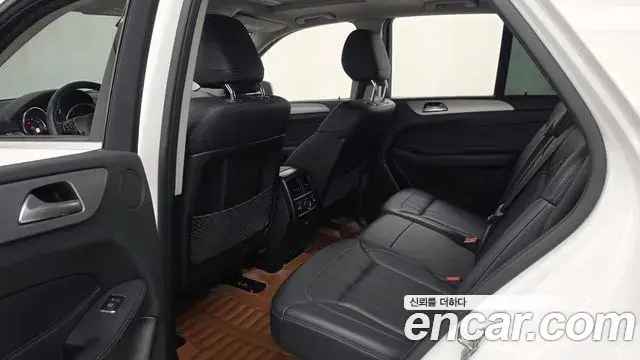 Mercedes-Benz GLE-Class 2018 — Photo 26/32