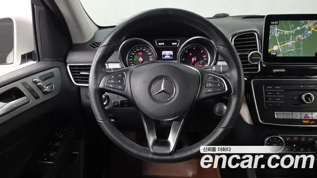 Mercedes-Benz GLE-Class 2018 — Photo 23/32