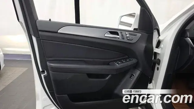 Mercedes-Benz GLE-Class 2018 — Photo 3/32