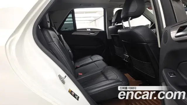Mercedes-Benz GLE-Class 2018 — Photo 28/32