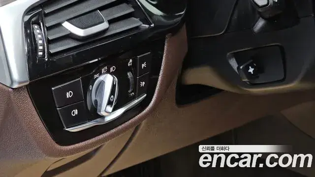 BMW 5 Series 2018 — Фото 13/20
