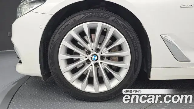 BMW 5 Series 2018 — Фото 4/20