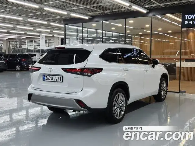 Toyota Highlander 2025 — Фото 2/20