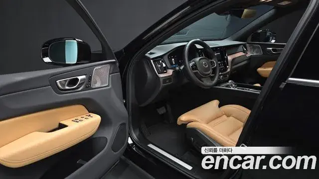 Volvo XC60 2023 — Фото 10/20