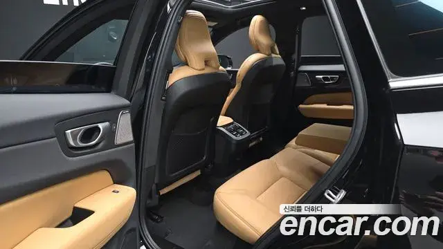 Volvo XC60 2023 — Фото 12/20