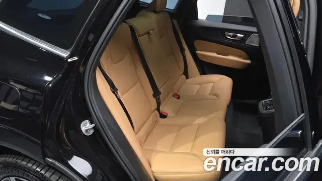 Volvo XC60 2023 — Фото 13/20