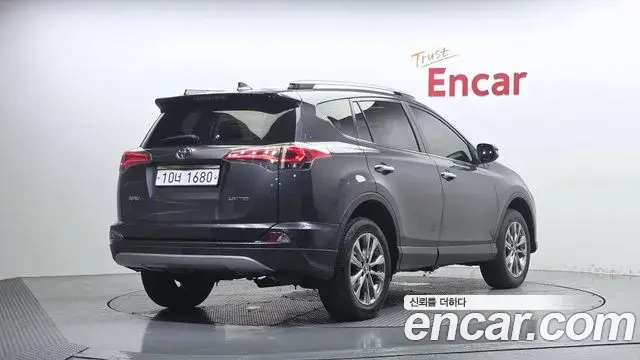 Toyota RAV4 2018 — Photo 28/32