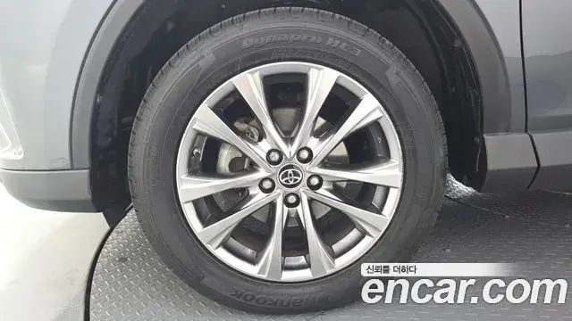 Toyota RAV4 2018 — Photo 16/32